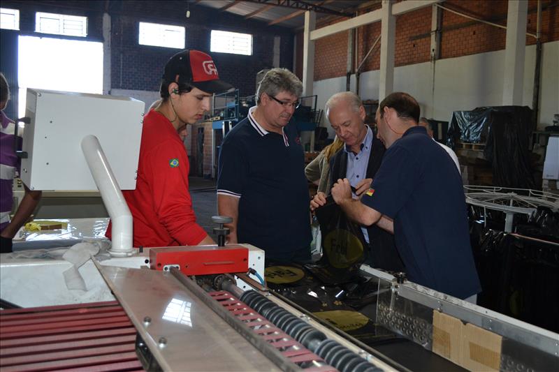 Andres visita a Universal Plásticos